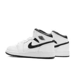 Air Jordan 1 Mid (GS) - White/Black 8 Air Jordan 1 Mid (GS) - White/Black -Feature Clothing Air Jordan 1 Mid GS White Black DQ8423 132 12 29 23 Feature KN 5