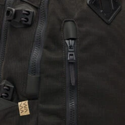 Cordura 20L - Charcoal 7 Cordura 20L - Charcoal -Feature Clothing Cordura 20L Charcoal 0124203003035 CHA 01 14 25 Feature JP 3