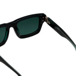 Defender - Emerald 7 Defender - Emerald -Feature Clothing Defender Emerald CST DEF 09 11 25 Feature VR