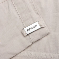 Represent Front Pocket Cargo Short - Champagne 10 Represent Front Pocket Cargo Short - Champagne -Feature Clothing Front Pocket Cargo Short Champagne MLM100318 25 05 22 25 Feature JA 7