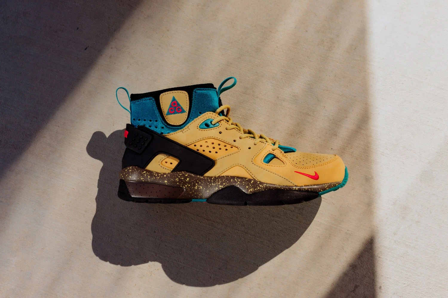 Nike ACG Air Mowabb - Twine/Fusion Red/Club Gold 8 Nike ACG Air Mowabb - Twine/Fusion Red/Club Gold - Image 6