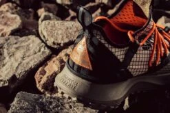 Nike ACG Mountain Fly Low - Fossil Stone/Black 17 Nike ACG Mountain Fly Low - Fossil Stone/Black -Feature Clothing NikeACGMountainFlyLow FossilStone BlackDA5424 200 02 08 2021 9