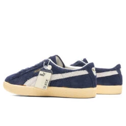 Puma Suede VTG The Neverworn II - Navy/Light Straw 8 Puma Suede VTG The Neverworn II - Navy/Light Straw -Feature Clothing Suede VTG The Neverworn II Navy Light Straw 394832 01 10 06 23 Feature KN 5