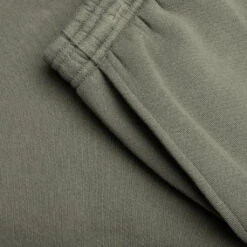 Wordmark Sweatshorts - Olive 10 Wordmark Sweatshorts - Olive -Feature Clothing Wordmark Sweatshorts Olive MOPQ SS25 23 OLI 03 08 25 Feature KN 7