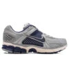 Nike Zoom Vomero 5 - Vast Grey/Blue Void/Wolf Grey/Pale Ivory 2 Nike Zoom Vomero 5 - Vast Grey/Blue Void/Wolf Grey/Pale Ivory -Feature Clothing Zoom Vomero 5 Vast Grey Blue Void Wolf Grey Pale Ivory FB9149 003 02 25 25 Feature VR