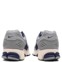 Nike Zoom Vomero 5 - Vast Grey/Blue Void/Wolf Grey/Pale Ivory 9 Nike Zoom Vomero 5 - Vast Grey/Blue Void/Wolf Grey/Pale Ivory -Feature Clothing Zoom Vomero 5 Vast Grey Blue Void Wolf Grey Pale Ivory FB9149 003 02 25 25 Feature VR 6