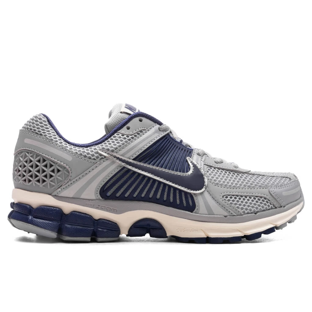Nike Zoom Vomero 5 - Vast Grey/Blue Void/Wolf Grey/Pale Ivory 3 Nike Zoom Vomero 5 - Vast Grey/Blue Void/Wolf Grey/Pale Ivory